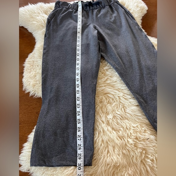 Lululemon Cropped Pull-on Pants in Dark Gray. Size 6 - Picture 4 of 8